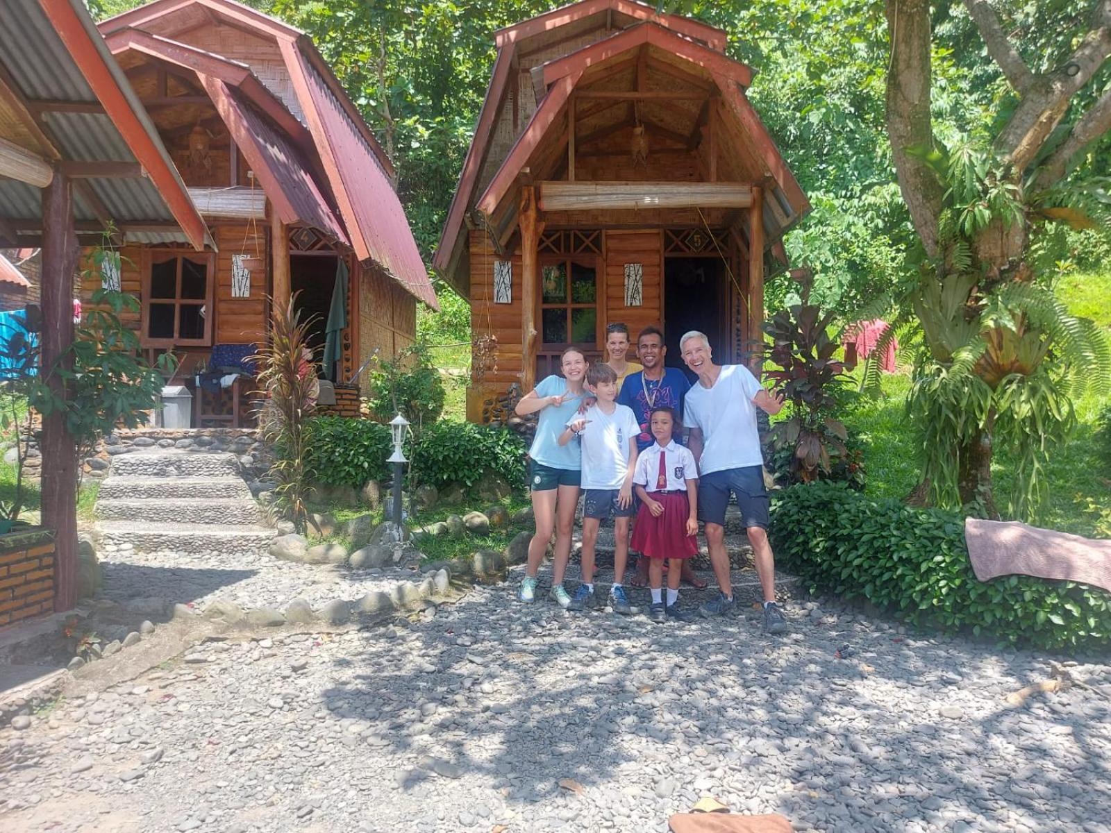 Lucky Bamboo'Bungalows-Resto And Orangutan Jungle Trekking Tours Букіт-Лаванґ Екстер'єр фото