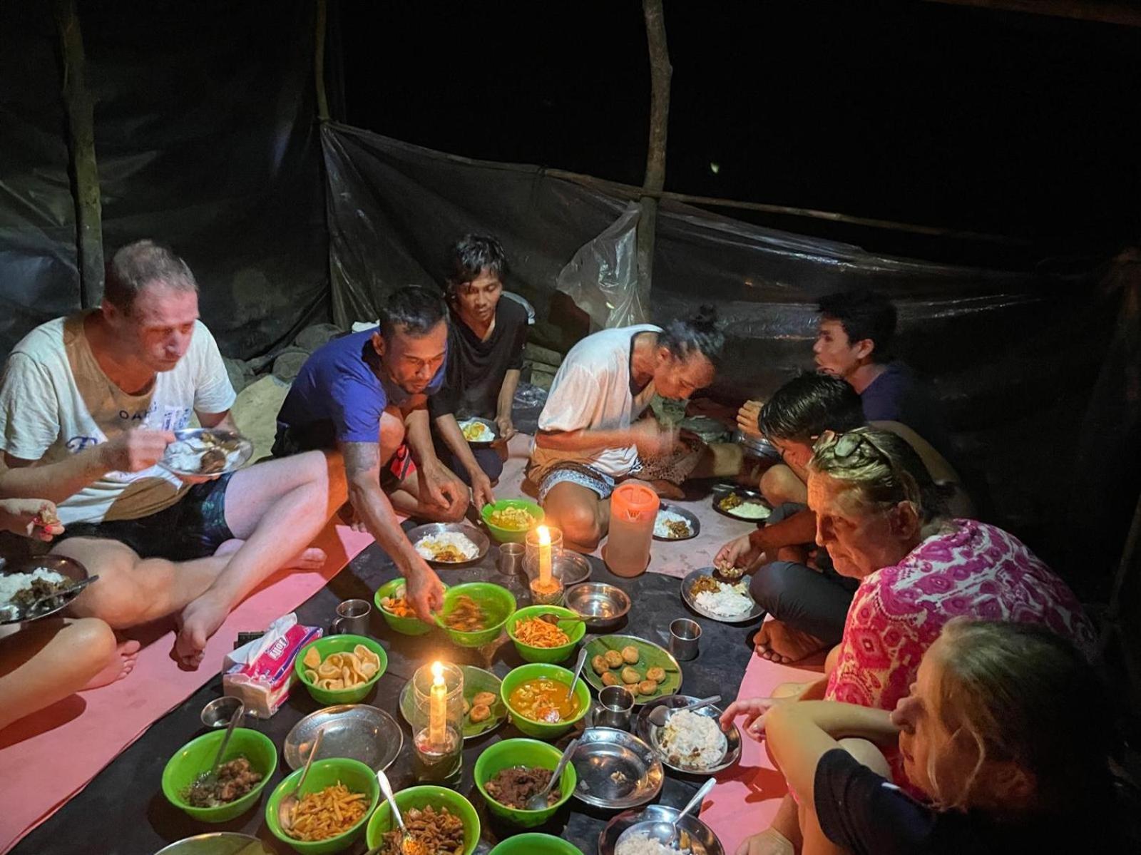 Lucky Bamboo'Bungalows-Resto And Orangutan Jungle Trekking Tours Букіт-Лаванґ Екстер'єр фото